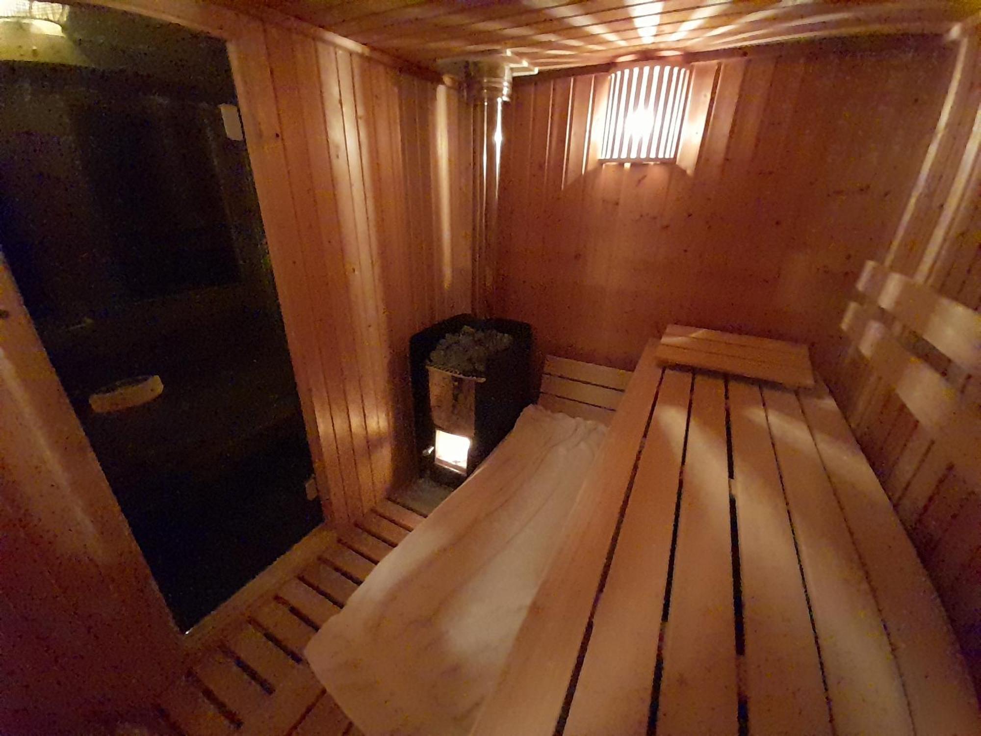 Beautiful 6-Person Chalet With Finnish Wood-Fired Sauna Tzummarum Eksteriør bilde