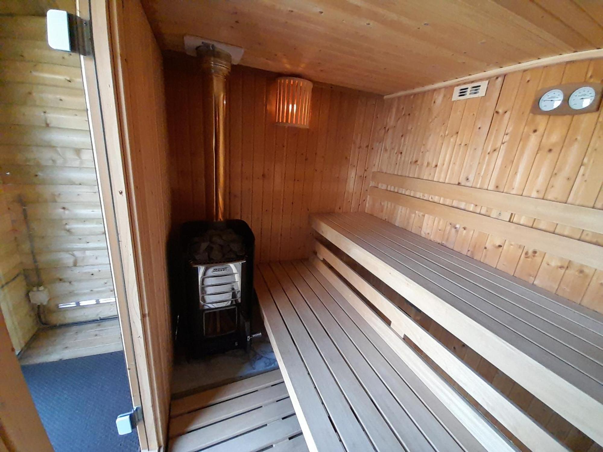 Beautiful 6-Person Chalet With Finnish Wood-Fired Sauna Tzummarum Eksteriør bilde